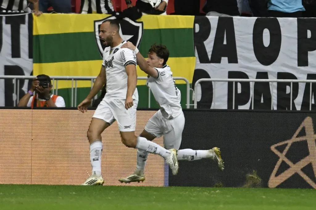 DF – BRASILIA – 12/07/2025 – BRASILEIRO A 2025, VASCO X BOTAFOGO – Arthur Cabral jogador do Botafogo comemora seu gol durante partida contra o Vasco no estadio Mane Garrincha pelo campeonato Brasileiro A 2025. Foto: Mateus Bonomi/AGIF