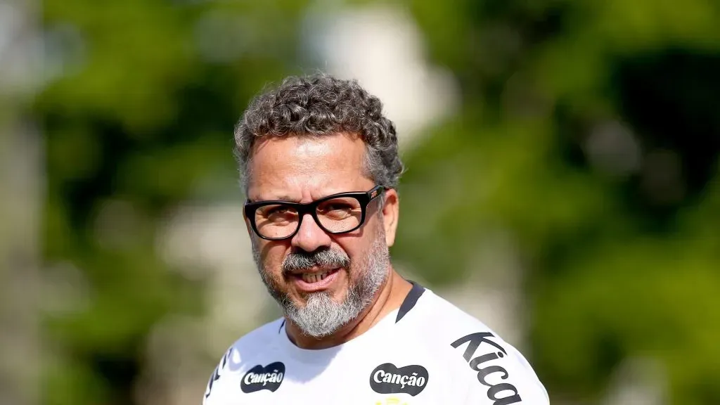 Cleber Xavier técnico do Santos durante treino no Centro de Treinamento Foto: Mauricio De Souza/AGIF,