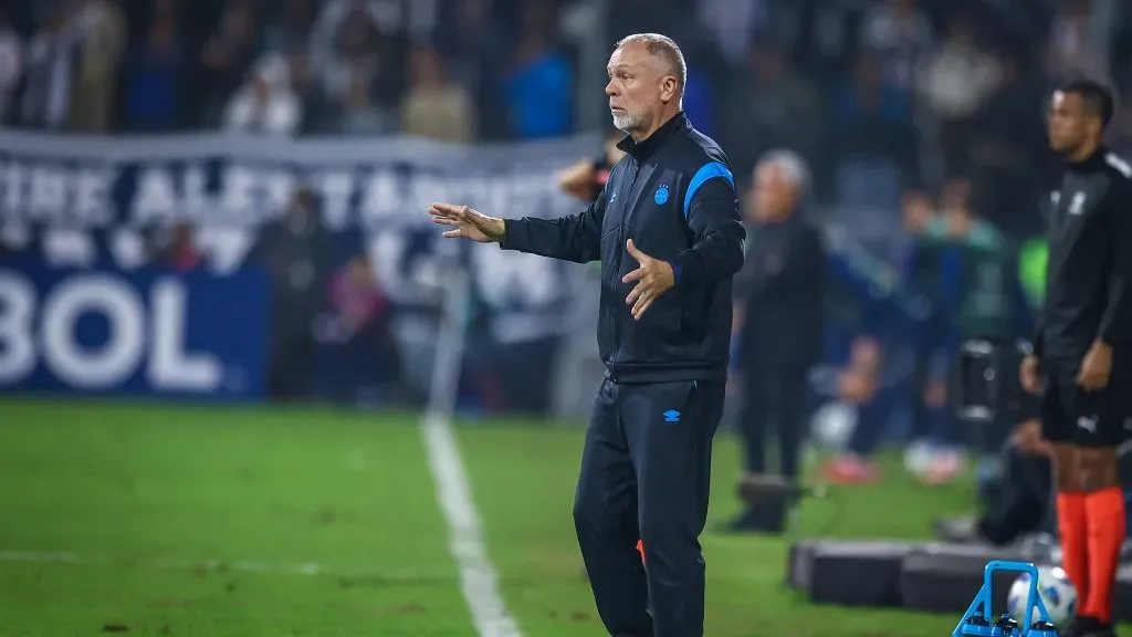 Mano Menezes em ação pelo comando técnico do Grêmio – FOTO: LUCAS UEBEL/GREMIO FBPA