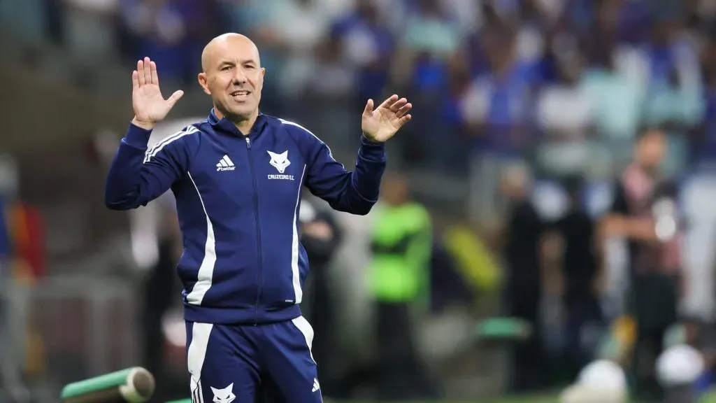 MG – BELO HORIZONTE – 10/08/2025 – BRASILEIRO A 2025, CRUZEIRO X SANTOS – Leonardo Jardim tecnico do Cruzeiro durante partida contra o Santos no estadio Mineirao pelo campeonato Brasileiro A 2025. Foto: Gilson Lobo/AGIF