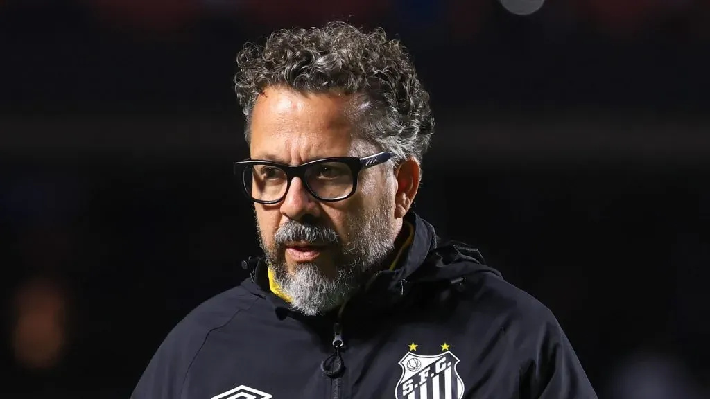 Cleber Xavier, técnico do Peixe. Foto: Marcello Zambrana/AGIF.