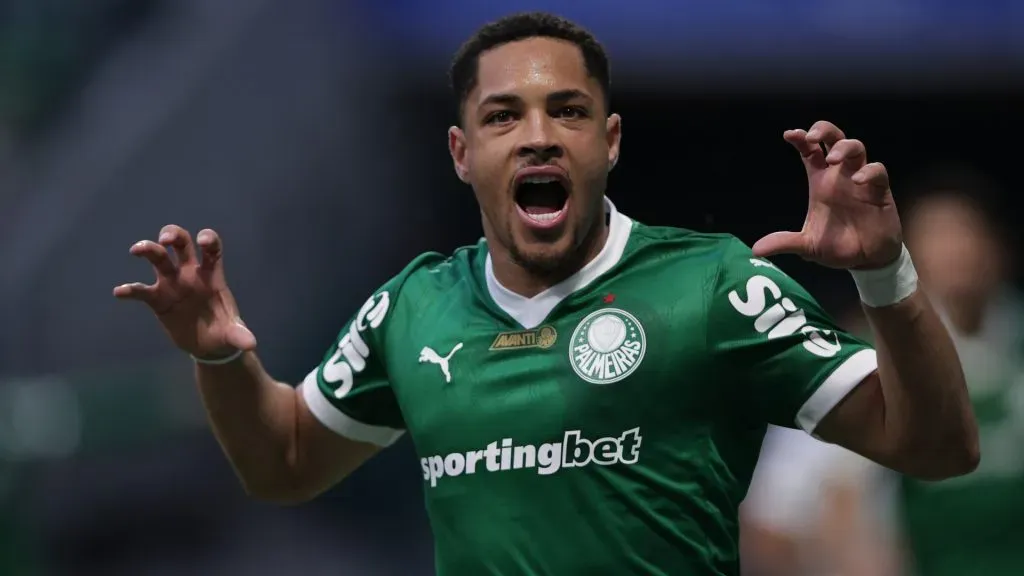 Vitor Roque comemorando pelo Palmeiras – Foto: Ettore Chiereguini/AGIF
