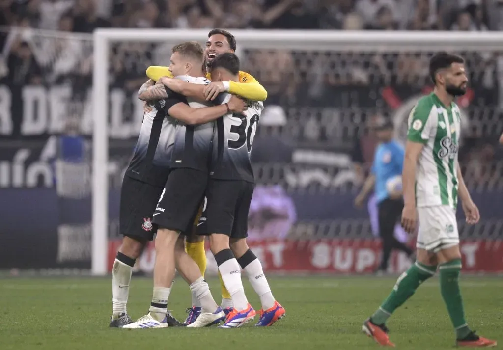 Jogadores do Corinthians comemoram vitória durante partida contra o Juventude – Foto: Alan Morici/AGIF