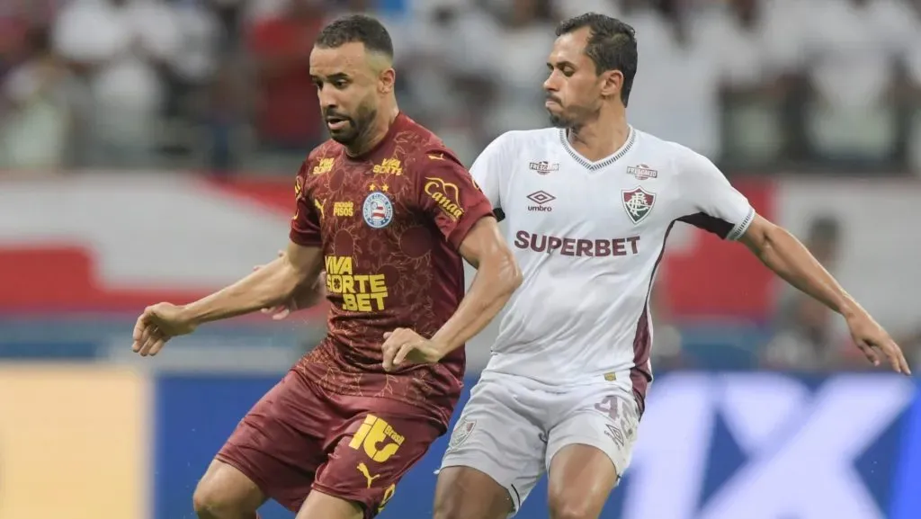 Caio Alexandre jogador do Bahia disputa lance com Lima jogador do Fluminense durante partida no estadio Arena Fonte Nova pelo campeonato Brasileiro A 2025. Foto: Jhony Pinho/AGIF