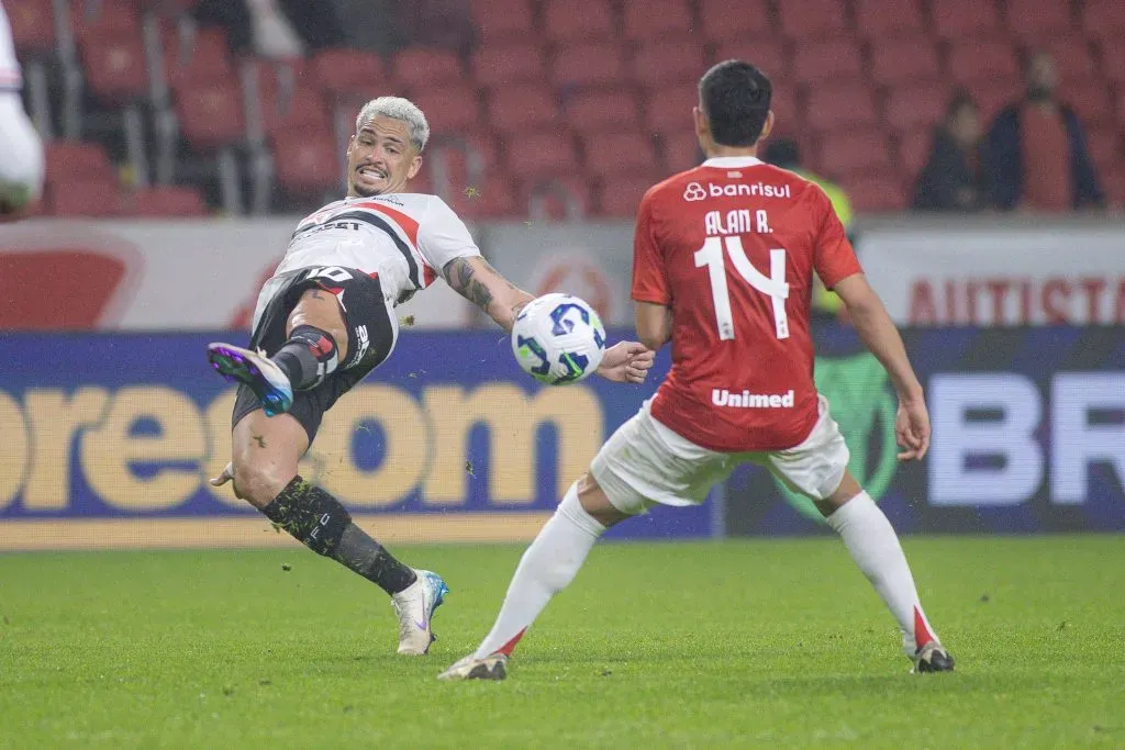 RS – PORTO ALEGRE – 03/08/2025 – BRASILEIRO A 2025, INTERNACIONAL X SAO PAULO – Alan Rodriguez jogador do Internacional disputa lance com Luciano jogador do Sao Paulo durante partida no estadio Arena do Gremio pelo campeonato Brasileiro A 2025. Foto: Maxi Franzoi/AGIF