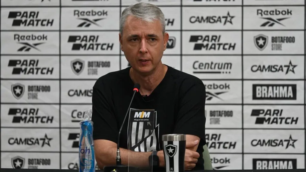 Tiago Nunes em entrevista coletiva. Foto: Helio Montferre/AGIF