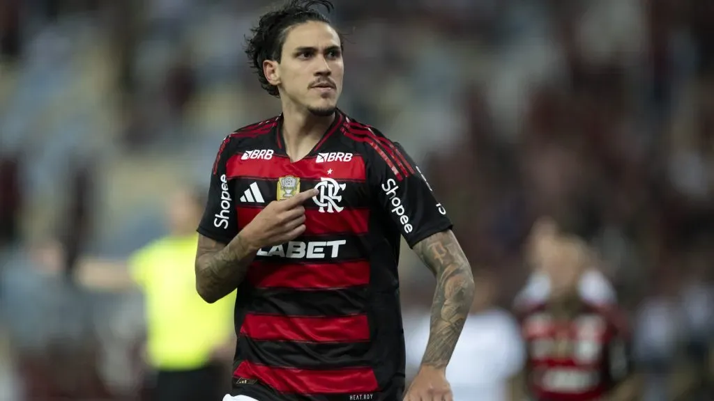 Pedro comemorando pelo Flamengo – Foto: Jorge Rodrigues/AGIF