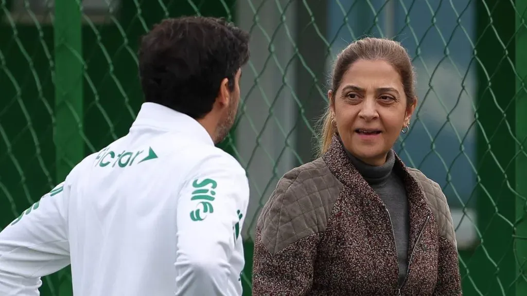 Abel conversa com Leila Pereira em treino na Academia – Foto: Flickr Oficial Sociedade Esportiva Palmeiras