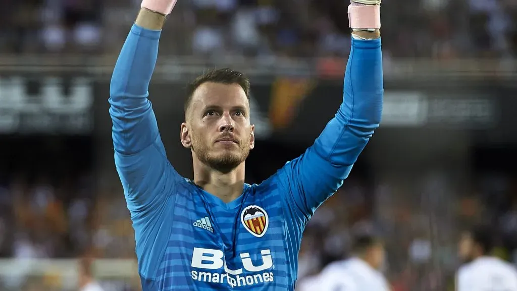 – Goleiro Neto com a camisa do Valencia (Foto: Manuel Queimadelos Alonso/Getty Images)
