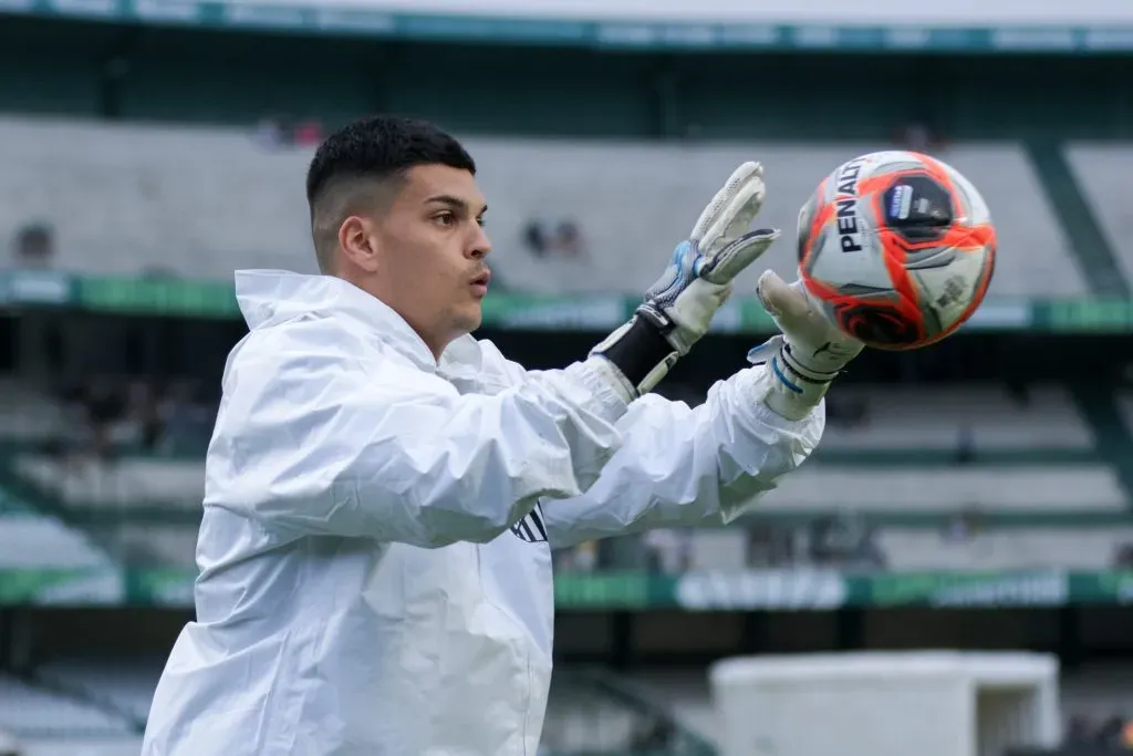 GABRIEL BRAZAO jogador do Santos durante aquecimento antes da partida contra o Coritiba no estadio Couto Pereira pelo campeonato Amistoso. Foto: Robson Mafra/AGIF