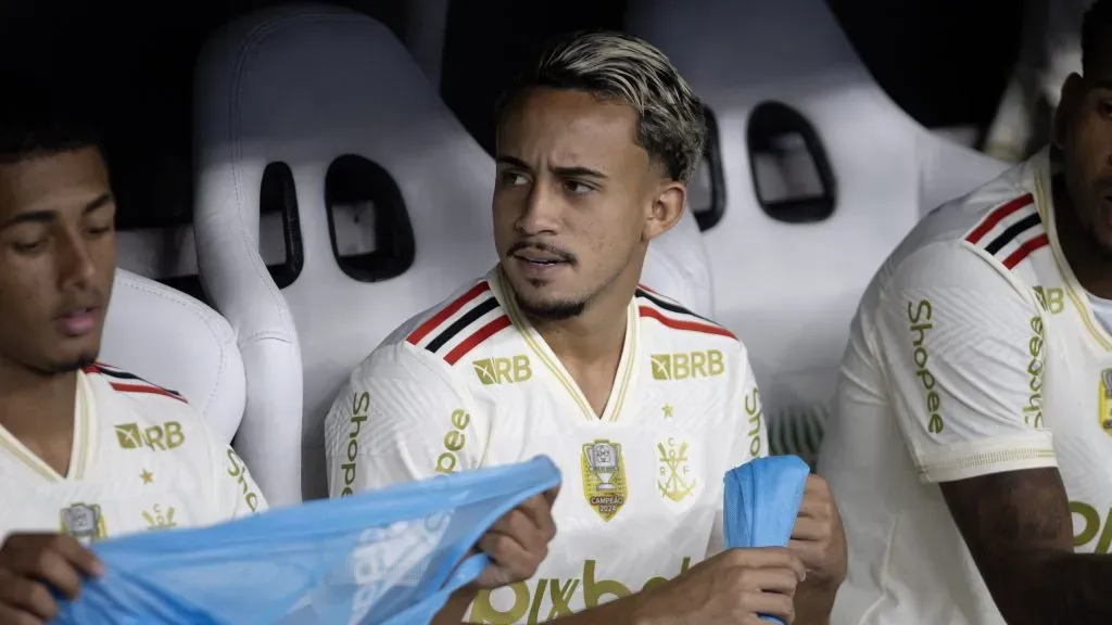 Matheus Gonçalves quer deixar o Flamengo para ter mais oportunidade em campo – Foto: Baggio Rodrigues/AGIF
