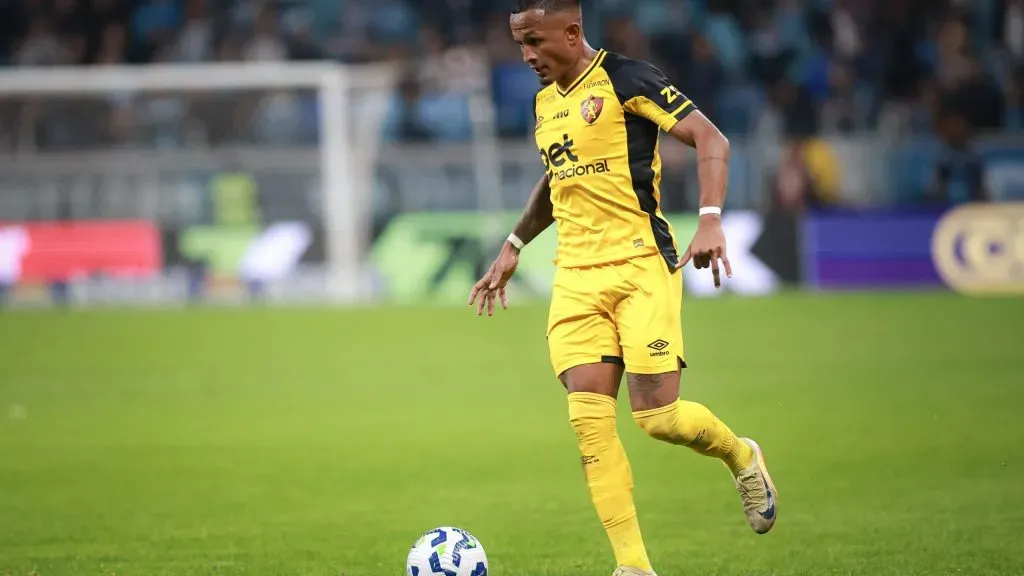 Leo Pereira, jogador do Sport, durante partida contra o Gremio no estadio Arena do Gremio pelo campeonato Brasileiro A 2025. Foto: Maxi Franzoi/AGIF
