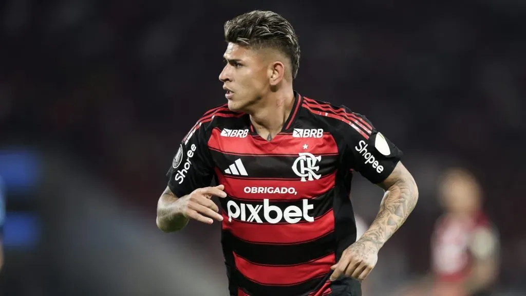 Jorge Carrascal em campo com a camisa rubro-negra. Foto: Gilvan de Souza/Flamengo
