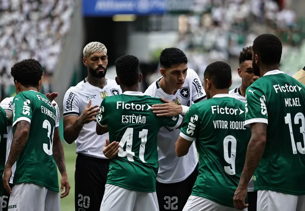 SP – SAO PAULO – 30/03/2025 – BRASILEIRO A 2025, PALMEIRAS X BOTAFOGO – Jogadores se cumprimentam apos execucao do hino nacional antes da partida contra o Botafogo no estadio Arena Allianz Parque pelo campeonato Brasileiro A 2025. Foto: Fabio Giannelli/AGIF
