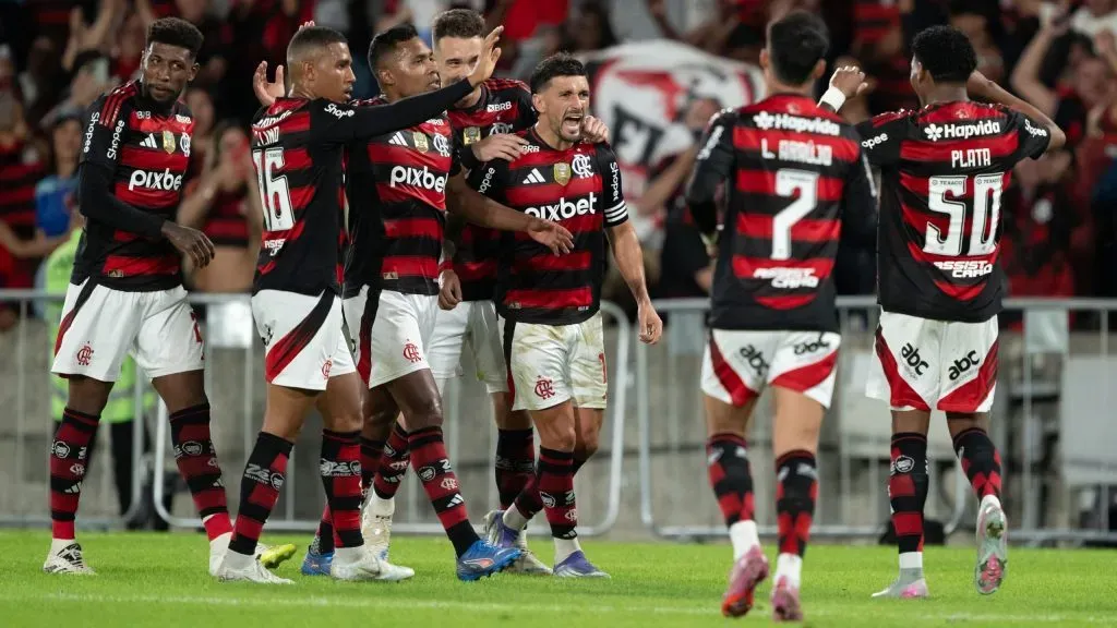 Plata jogador do Flamengo comemora seu gol com De Arrascaeta jogador da sua equipe durante partida contra o Mirassol no estadio Maracana pelo campeonato Brasileiro A 2025. Foto: Jorge Rodrigues/AGIF