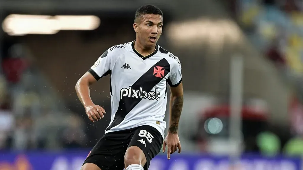 Mateus Carvalho jogador do Vasco durante partida contra o Flamengo no estadio Maracana pelo campeonato BRASILEIRO A 2023. Foto: Thiago Ribeiro/AGIF