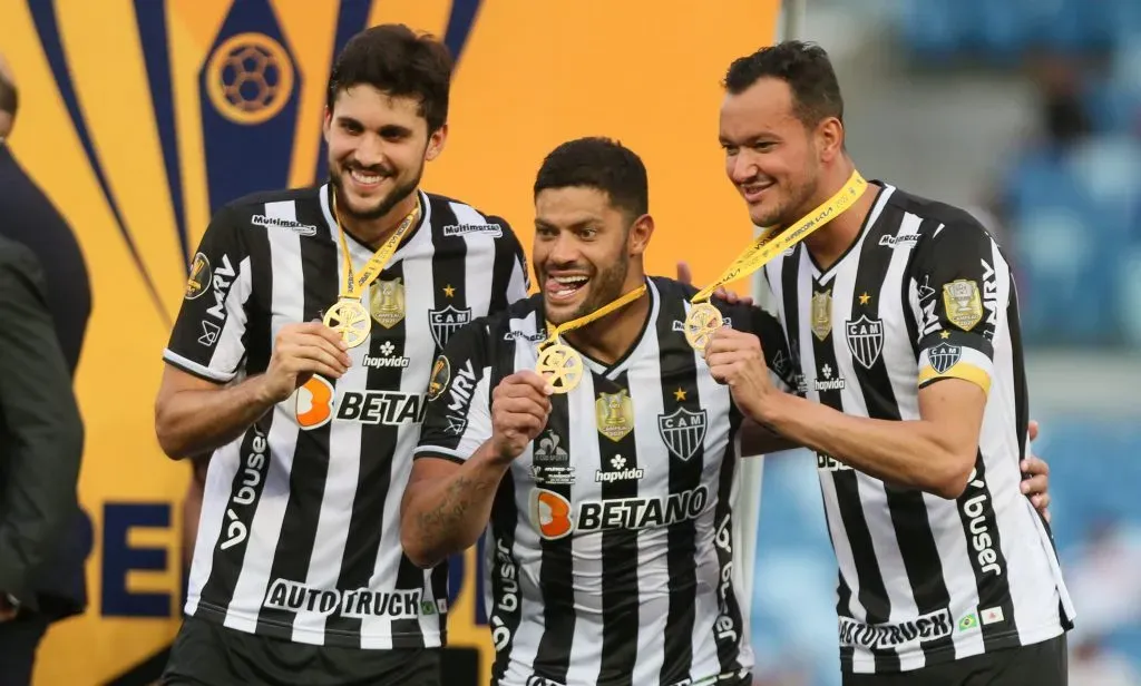 Igor Rabello e companheiros de elenco do Galo comemoram titulo apos partida contra o Flamengo na Arena Pantanal pela decisão do campeonato SuperCopa do Brasil 2022. Foto: Gil Gomes/AGIF
