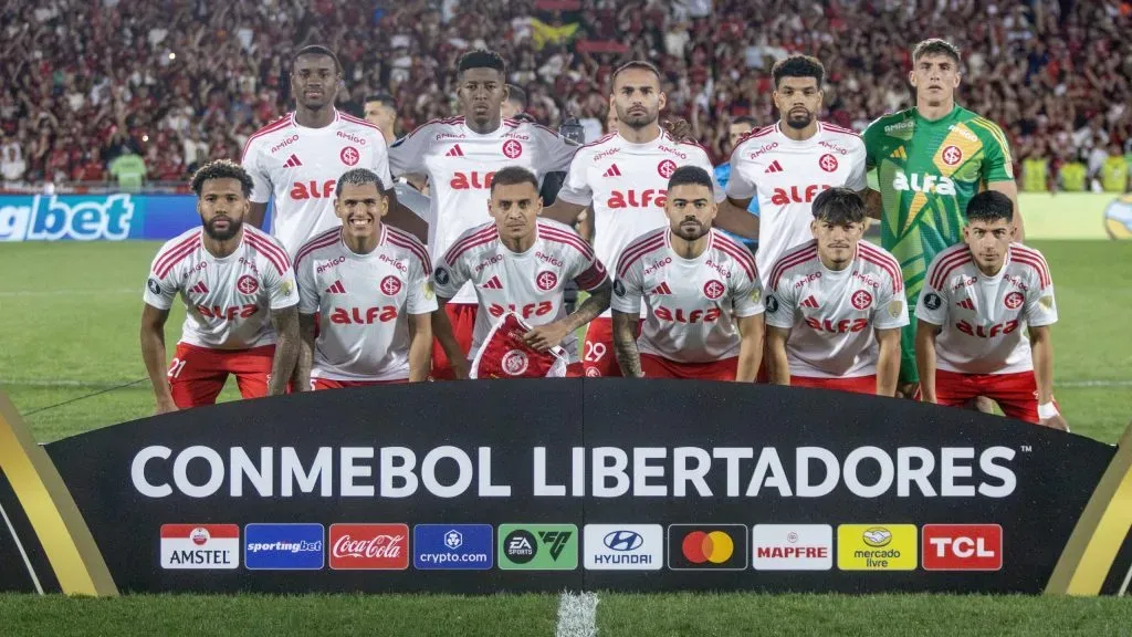 Jogadores do Internacional posam para foto antes na partida contra Flamengo no estadio Maracana pelo campeonato Copa Libertadores 2025. Foto: Lucas Gabriel Cardoso/AGIF