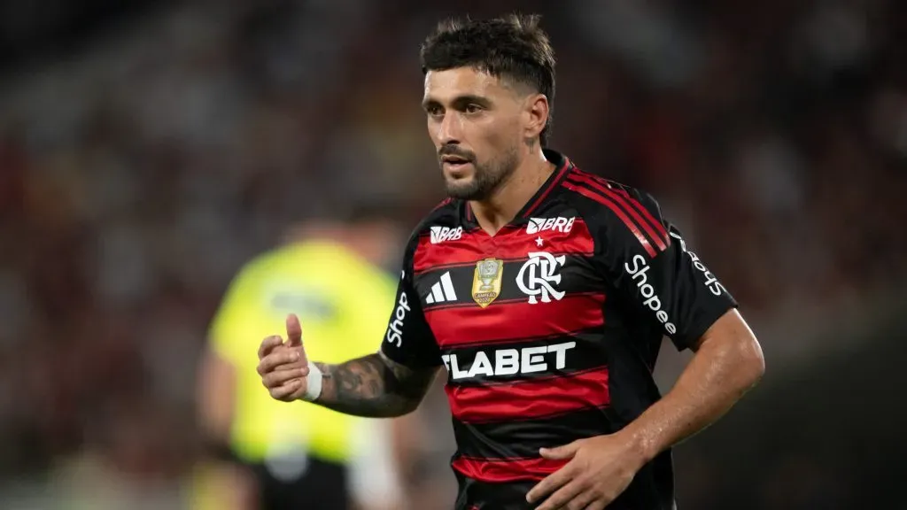 Arrascaeta jogador do Flamengo durante partida contra o Atletico-MG no estadio Maracana pelo campeonato Brasileiro A 2025. Foto: Jorge Rodrigues/AGIF