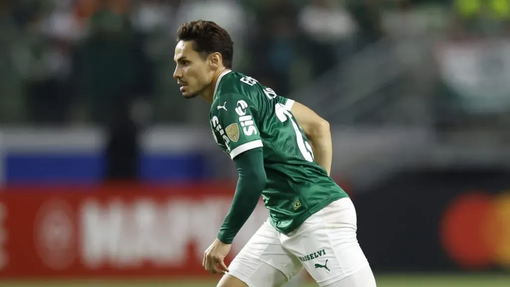 Raphael Veiga, meia-atacante do Palmeira em partida pelo campeonato brasileiro – Foto: Miguel Schincariol/Getty Images)