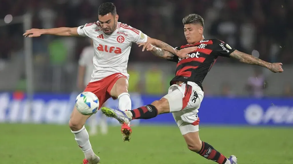Carrascal jogador do Flamengo disputa lance com Bruno Henrique jogador do Internacional – Foto: Thiago Ribeiro/AGIF
