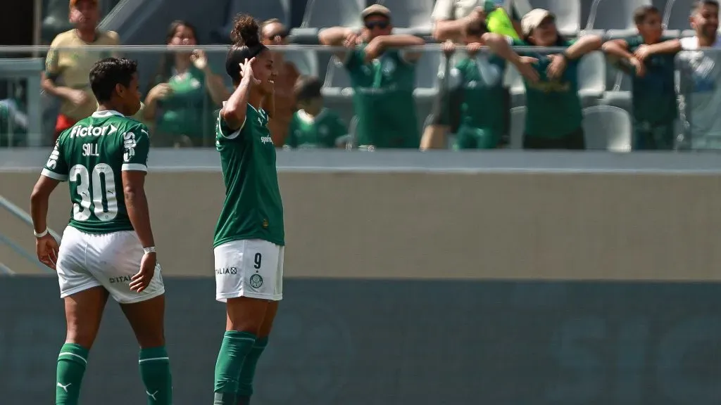 Jogadoras do Palmeiras celebram gol com Amanda Gutierres