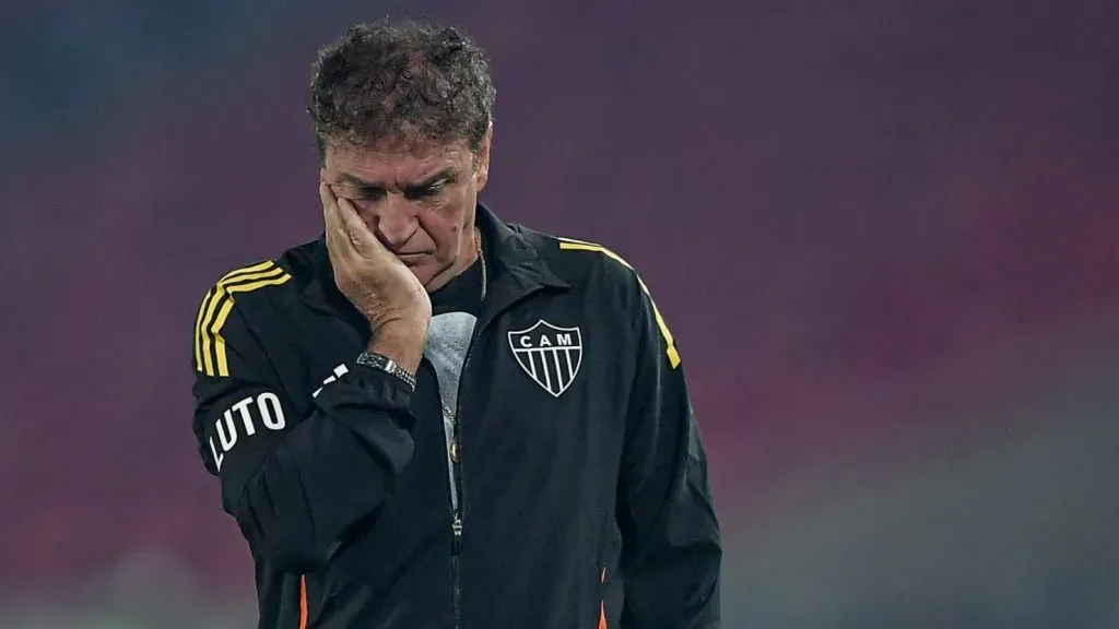 Cuca não esconde incômodo com falta de reforços – Foto: Thiago Ribeiro/AGIF