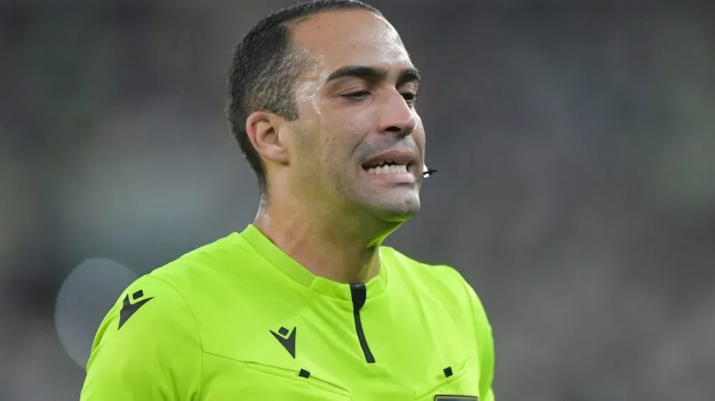 Árbitro Davi de Oliveira Lacerda na partida. Foto: Thiago Ribeiro/AGIF