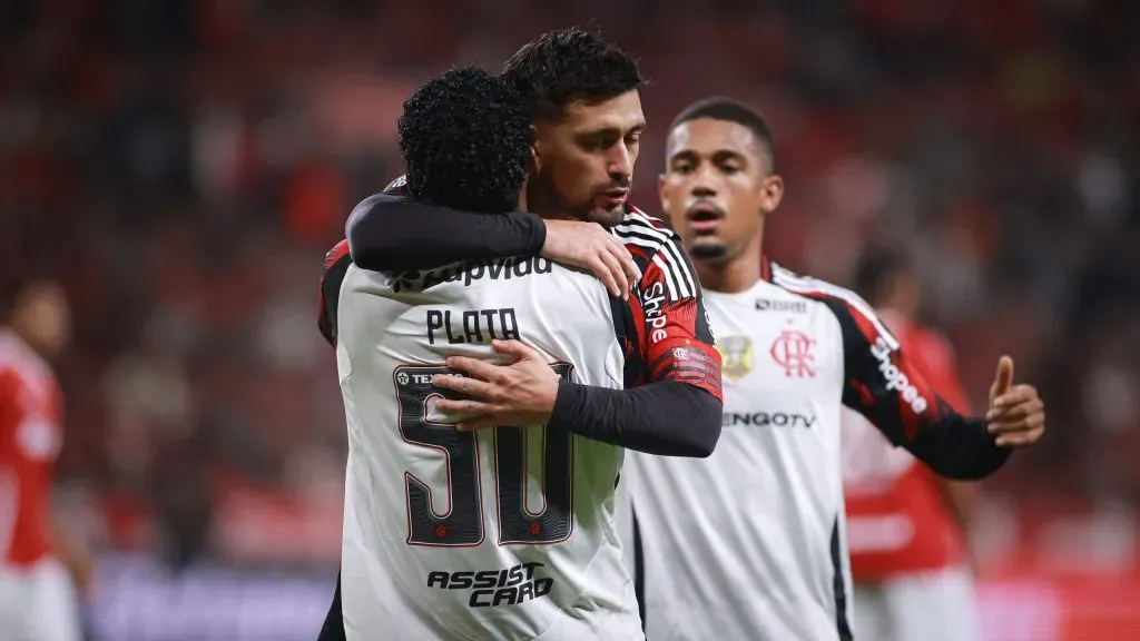Jogadores do Flamengo comemoram um dos gols marcados contra o Internacional. Foto: Maxi Franzoi/AGIF.
