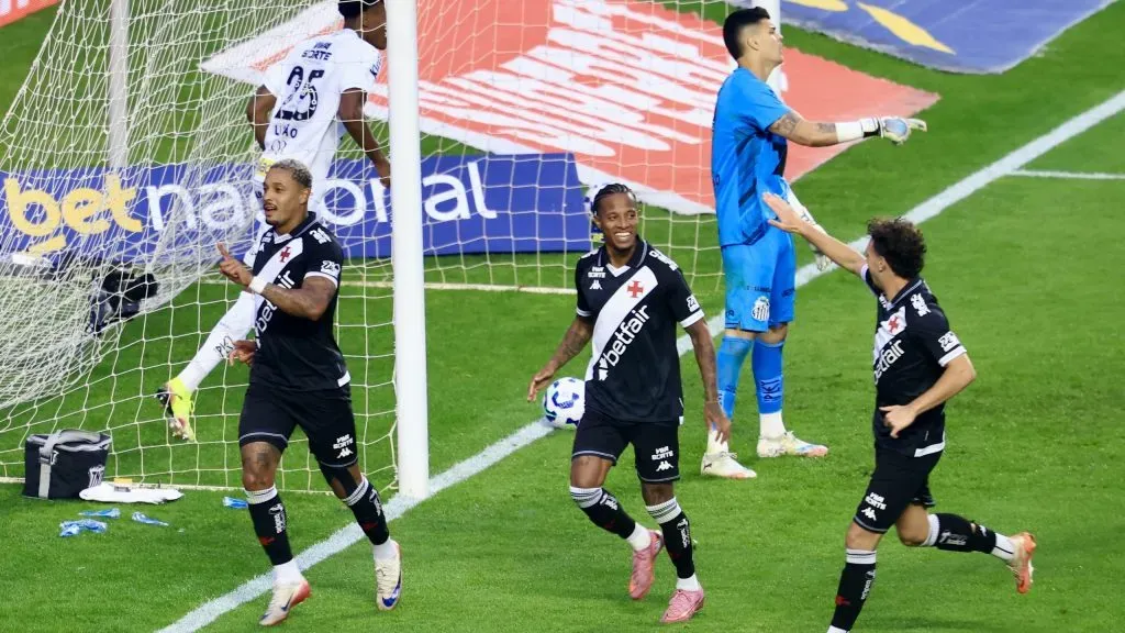 David jogador do Vasco comemora seu gol durante partida contra o Santos no estadio Morumbi pelo campeonato Brasileiro A 2025. Foto: Marcello Zambrana/AGIF