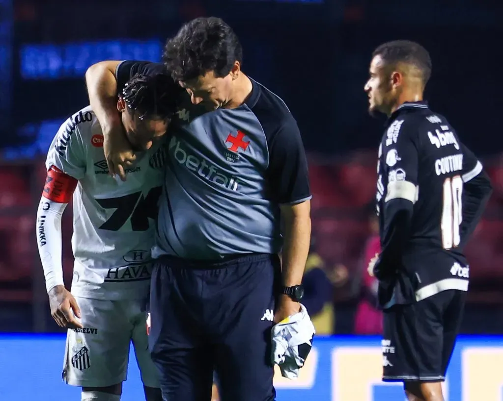 Neymar foi amparado por Diniz após goleada do Vasco sobre o Santos. Foto: Marcello Zambrana/AGIF