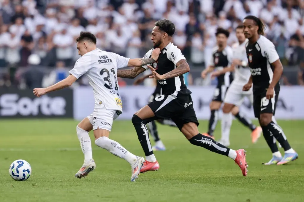 Jose Martinez jogador do Corinthians disputa lance com Escobar jogador do Santos – Foto: Marcello Zambrana/AGIF