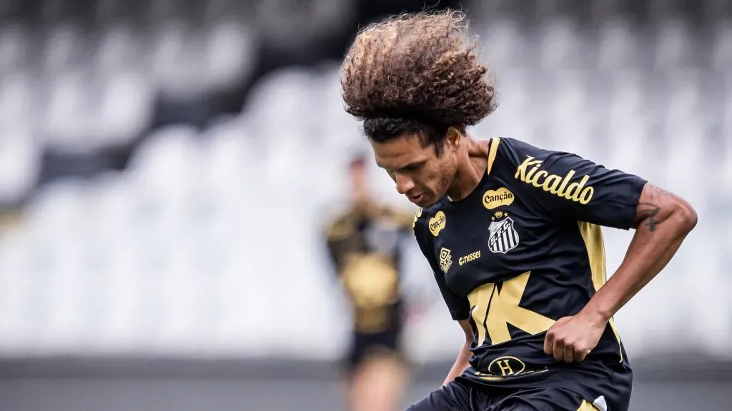 Arão em treino na Vila Belmiro – Foto: Raul Baretta/ Santos FC.