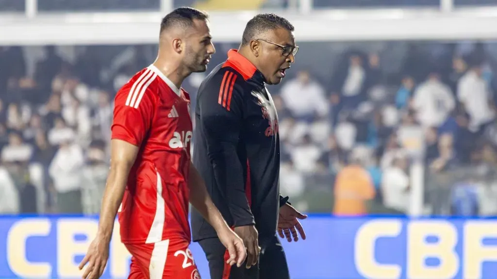 Roger está pressionado após três derrotas consecutivas para o Flamengo – Foto: Lucas Gabriel Cardoso/AGIF