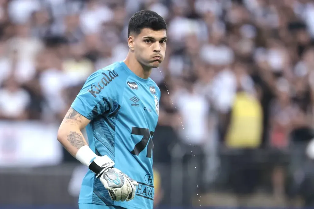 Gabriel Brazão está em alta no Peixe e será observado de perto por Carlo Ancelotti no fim de semana – Foto: Marcello Zambrana/AGIF
