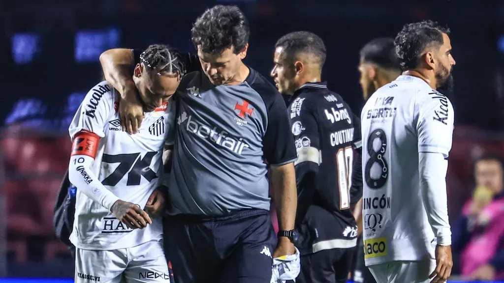 Neymar jogador do Santos e consolado por Fernando Diniz tecnico do Vasco ao final da partida contra o Vasco no estadio Morumbi pelo campeonato Brasileiro A 2025. Foto: Marcello Zambrana/AGIF