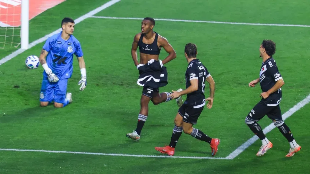 Rayan jogador do Vasco comemora seu gol durante partida contra o Santos no estadio Morumbi pelo campeonato Brasileiro A 2025. Foto: Marcello Zambrana/AGIF