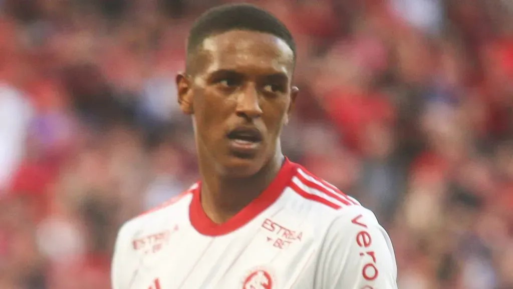 Foto: Gabriel Rosa Machado/AGIF – Vasco busca zagueiro de peso para formar dupla com Robert Renan.