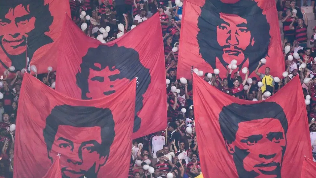 Bandeiras dos ídolos do Rubro-Negro. Foto: Thiago Ribeiro/AGIF.