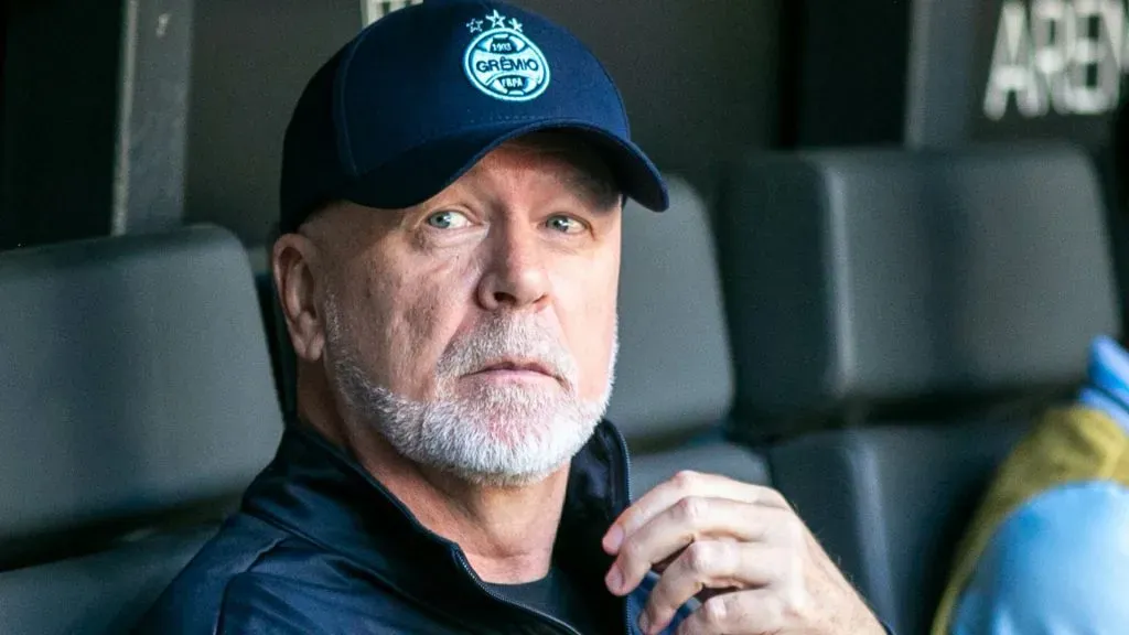 Mano Menezes no comando técnico do Grêmio – Foto: Fernando Moreno/AGIF