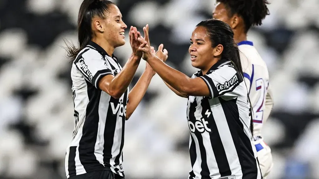 Jogadoras do Botafogo celebram vitória