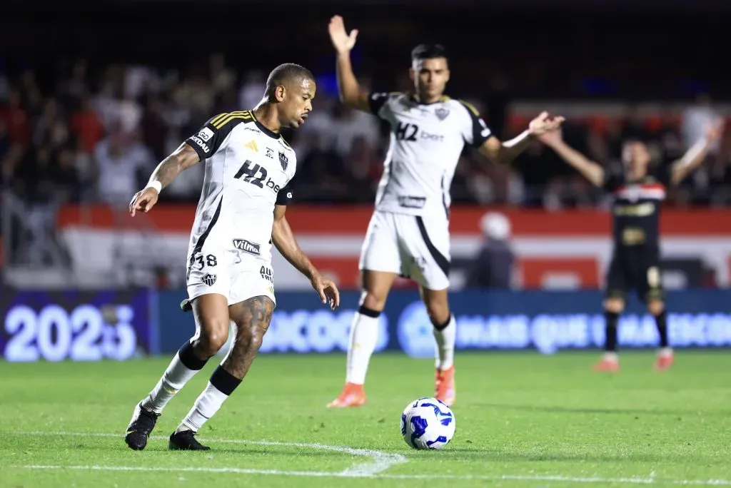 Caio Paulista “dorme” em gol de Tapia e torcida do Atlético-MG não perdoa nas redes. Foto: Marcello Zambrana/AGIF