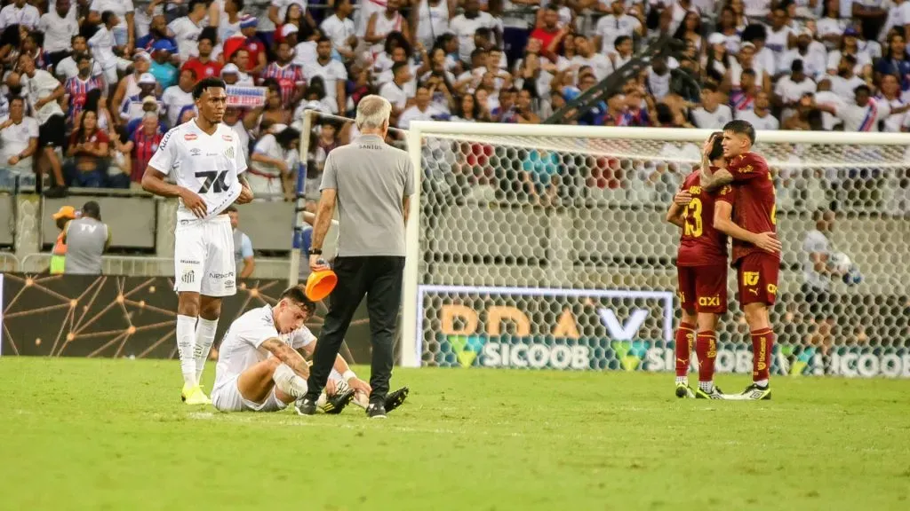 Jogadores de Bahia e Santos após o fim da partida em Salvador – Foto: Márcio José/AGIF
