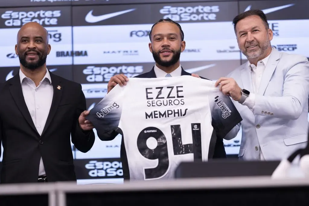 Memphis Depay durante sua apresentação oficial como jogador do Corinthians em coletiva de imprensa realizada no Arena Corinthians – Foto: Ettore Chiereguini/AGIF