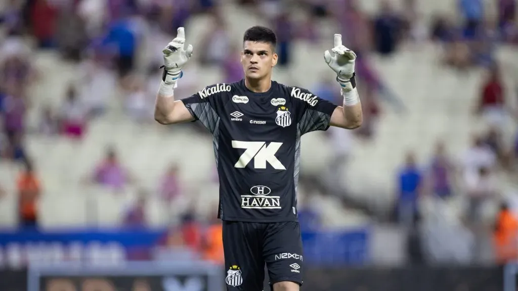 Gabriel brazao goleiro do Santos comemora durante partida contra o Fortaleza no estadio Arena Castelao pelo campeonato Brasileiro A 2025. Foto: Baggio Rodrigues/AGIF