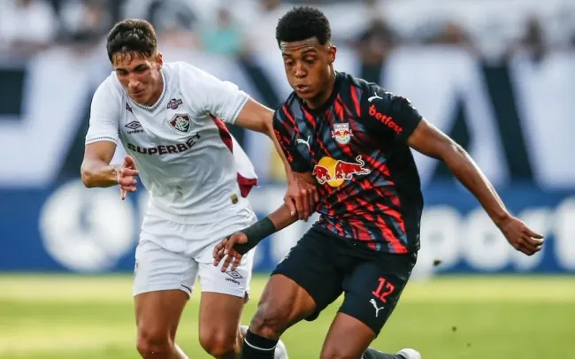 Jogador do Bragantino disputa lance com rival do Fluminense, em duelo pelo Brasileirão, em Bragança Paulista. Foto: Ari Ferreira/Bragantino