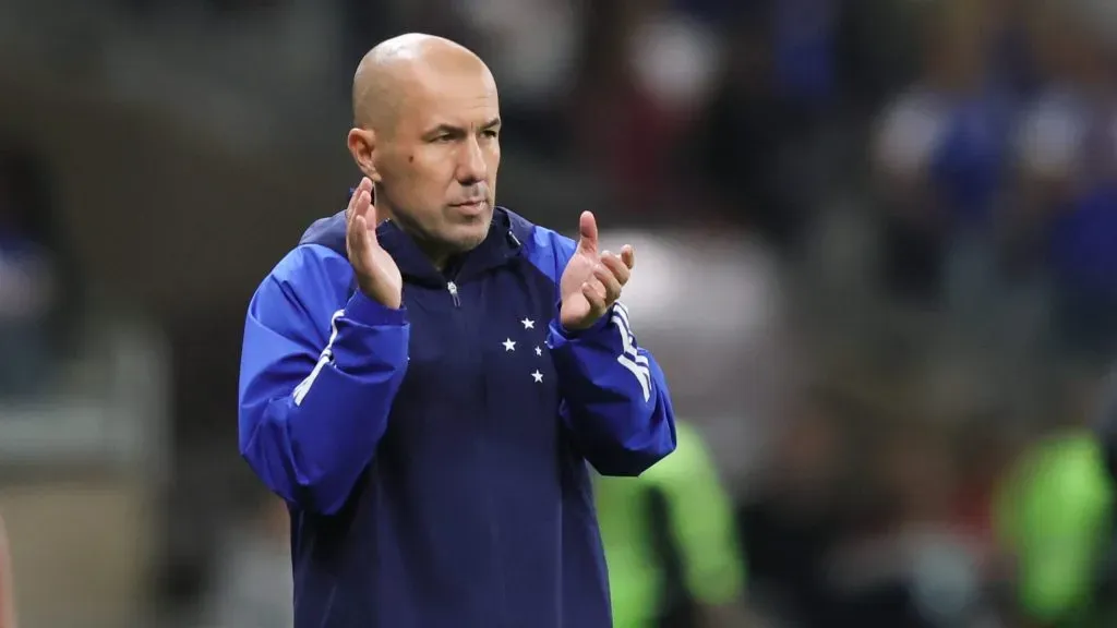 Leonardo Jardim em ação pela Raposa – Foto: Gilson Lobo/AGIF