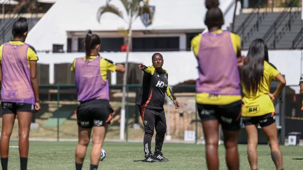 Elenco feminino do Atlético-MG em treinamento com Fabiana Guedes