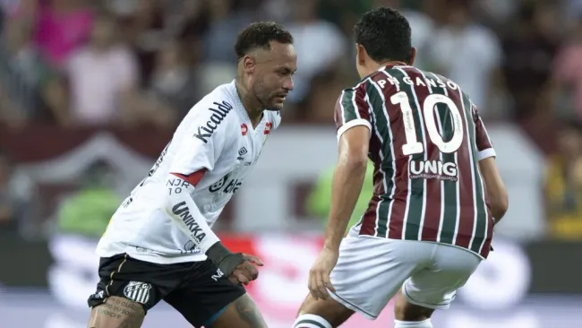 Neymar, em partida pelo campeonato brasileiro contra o Fluminense – (Foto: Rodrigues/AGIF)