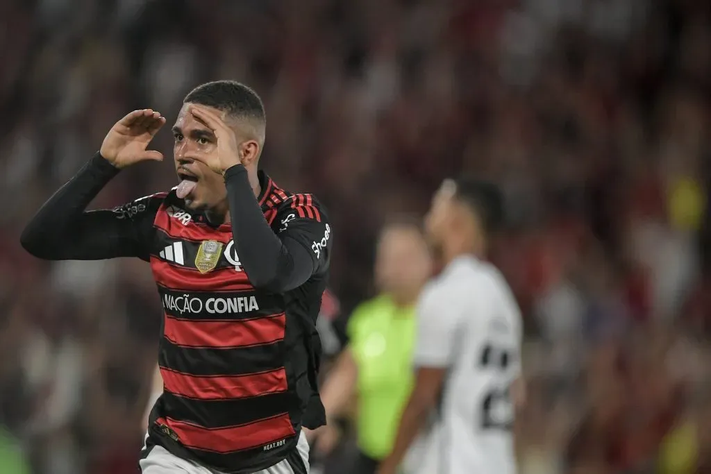 Jornal espanhol faz muitos elogios à apresentação de Samuel Lino contra o Vitória. Foto: Thiago Ribeiro/AGIF